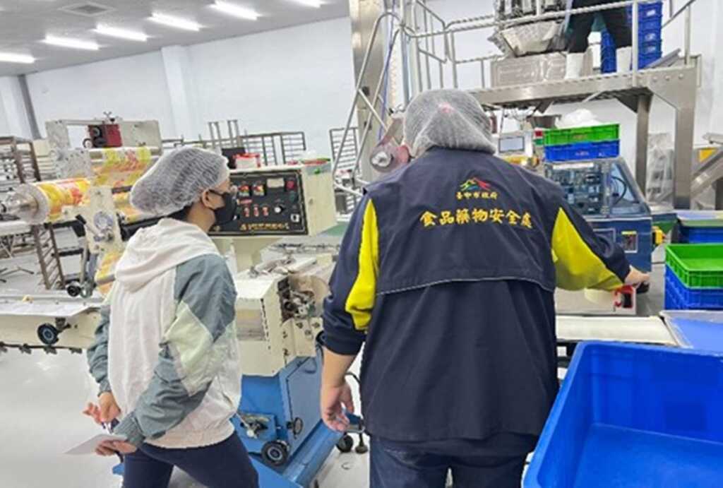 ▲食安處稽查員稽查年菜食品製作工廠。（台中食品藥物安全處提供）
